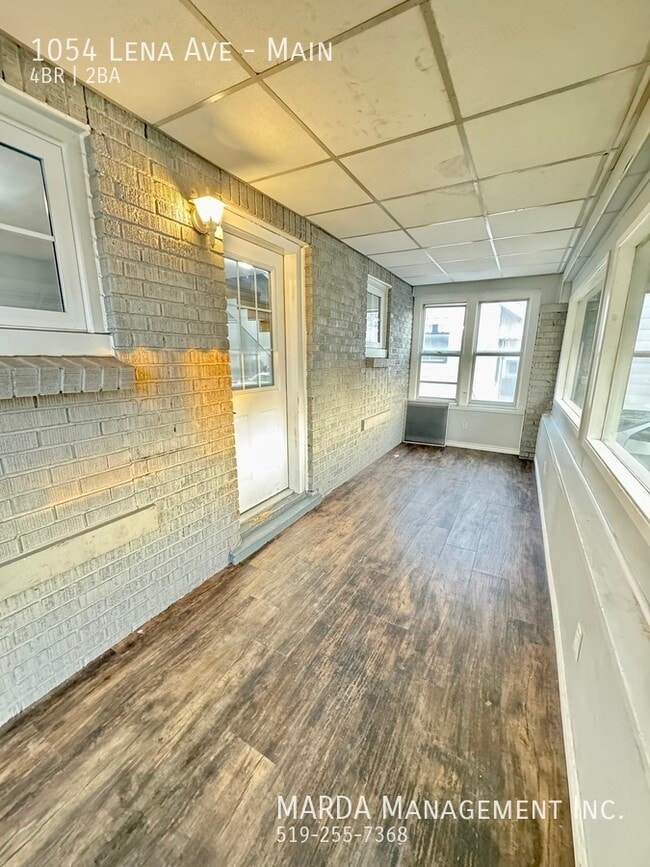 Building Photo - CHARMING 4+1 BED / 2 BATH WEST HOME + HYDRO,WATER&GAS! 1/2 MON FREE!