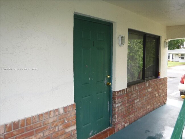 Building Photo - 1028 NE 39th Dr