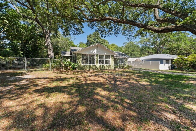 Foto del edificio - 4939 Woodland Dr