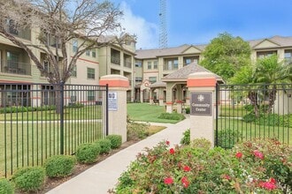 Building Photo - 200 W Yoakum Ave