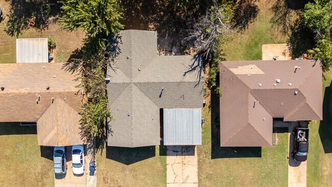 Foto del edificio - Charming 5-bedroom, 1.5-bathroom home