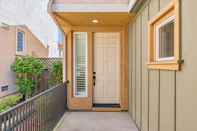 Foto del edificio - 2678 Deerwood Dr