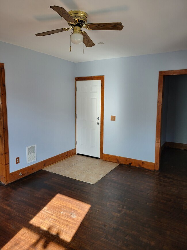 Sala de estar2 - 87 McNaughton St