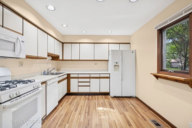 Building Photo - 985 Heartwood Ln