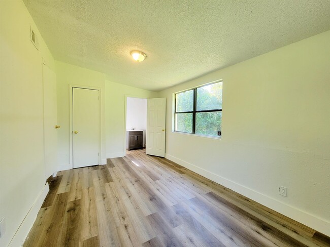 Foto del edificio - 906 N Veterans Dr
