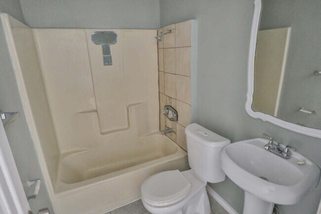 Building Photo - Renovated 2 Bed/1 bath with Washer & Dryer