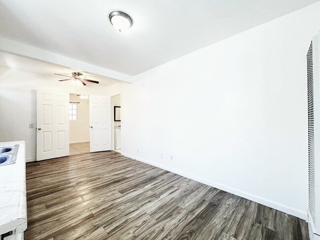 Foto del edificio - 950 Clela Ave