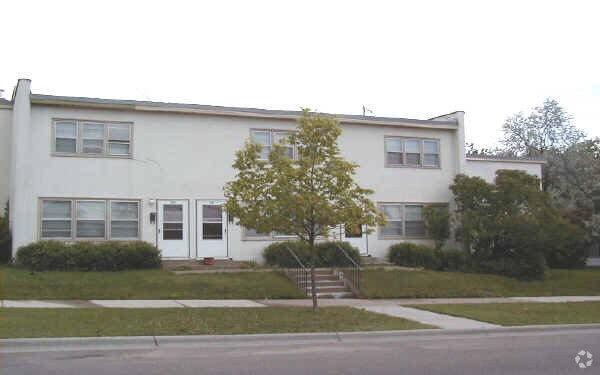 Building Photo - 2052 Saunders Ave