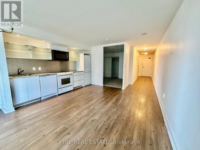 Photo du bâtiment - 4 A-1214 Spadina Ave.
