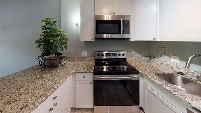 Foto del edificio - Live in the Heart of Fort Sanders | 1BR Condo Near UTK with Pool, Parking & City Views