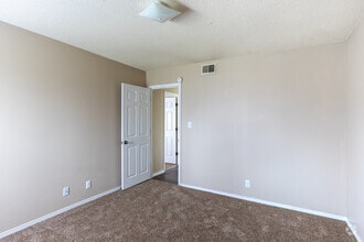 2BR, 1BA - 755SF - Woodlake