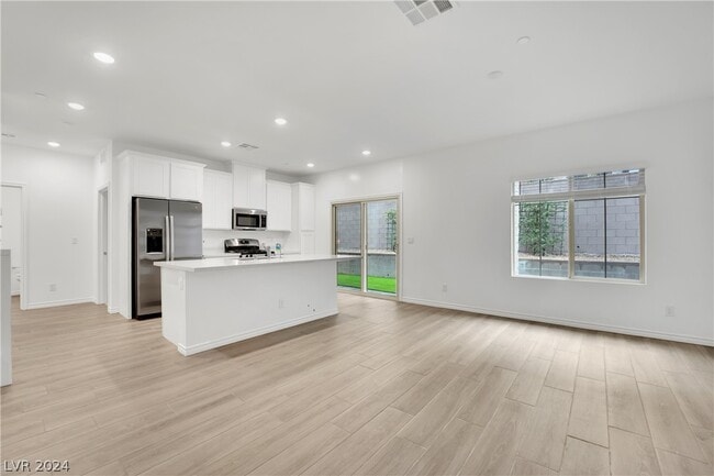 Building Photo - 600 Carriage Hill Dr