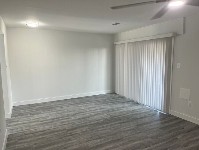 Foto del edificio - Updated Townhouse In Herndon