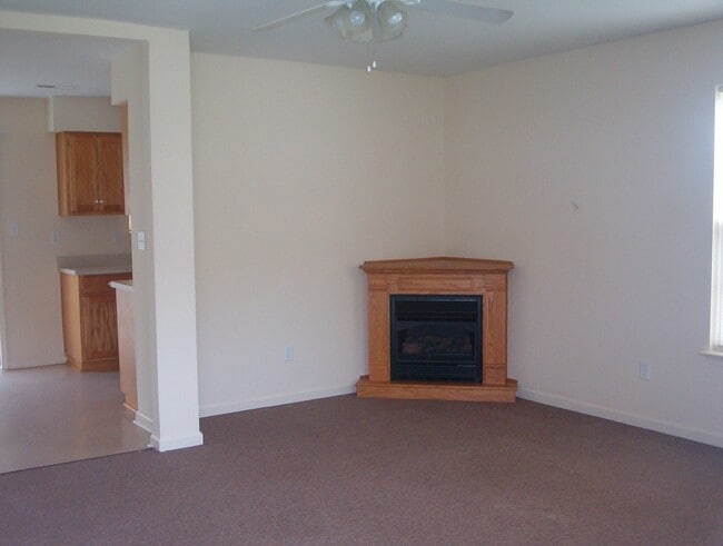 Building Photo - Darling home outside City Limits