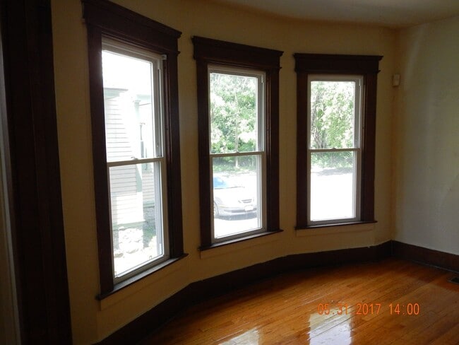 Building Photo - Beautiful 3 Bedroom July 1, 2026