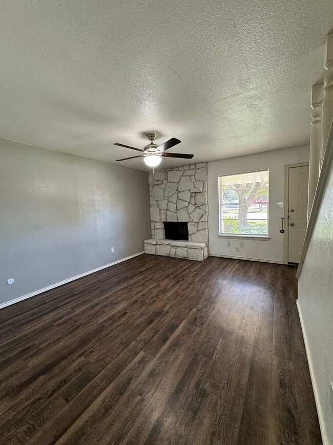 Building Photo - Move in Special! 2 Bedroom 1.5 Bathroom To...