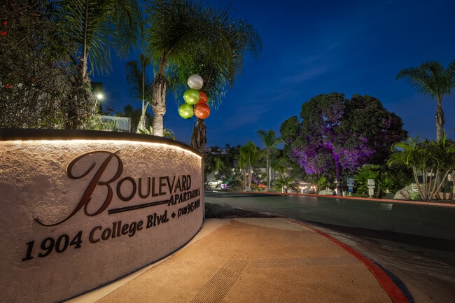 Building Photo - Boulevard