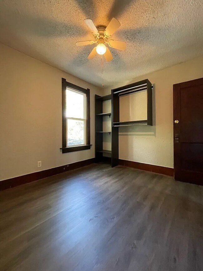 Building Photo - Spacious 6-Bedroom Rental Near Campus & Do...