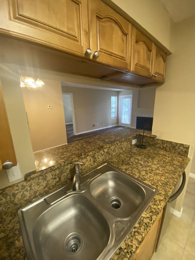 Building Photo - 2 Bed 2 Bath Condo with fireplace!!!