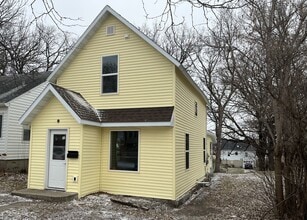 Building Photo - 725 W Cavour Ave