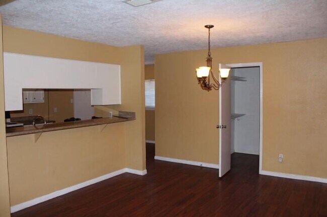 Building Photo - 8815 Yvonne Dr