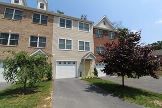 Building Photo - 2242 Deyerle Ave