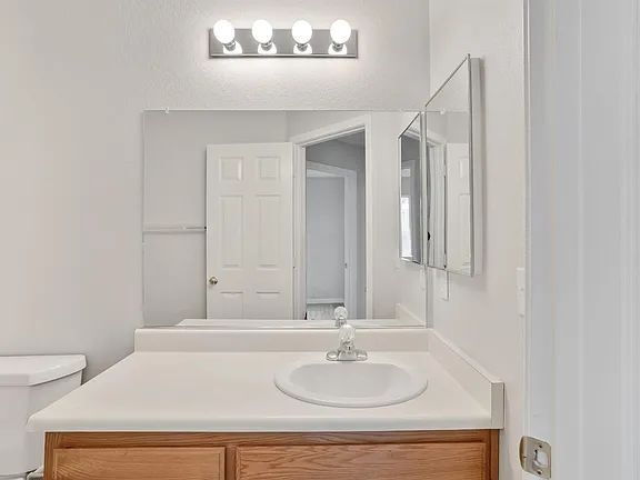 Foto del edificio - This is a lovely halfplex with 2 stories, 3 bedrooms, and 2.5 bathrooms in a quiet HOA neighborhood