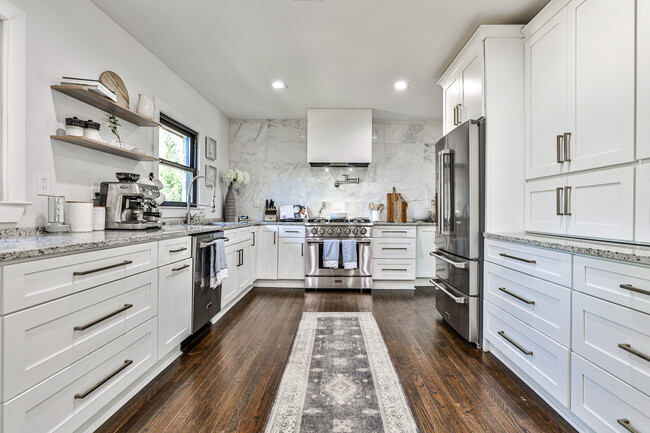 Foto del edificio - 865 Moores Mill Rd NW