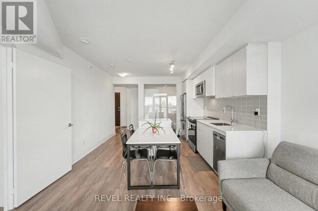 Photo du bâtiment - 1461 Lawrence Ave W