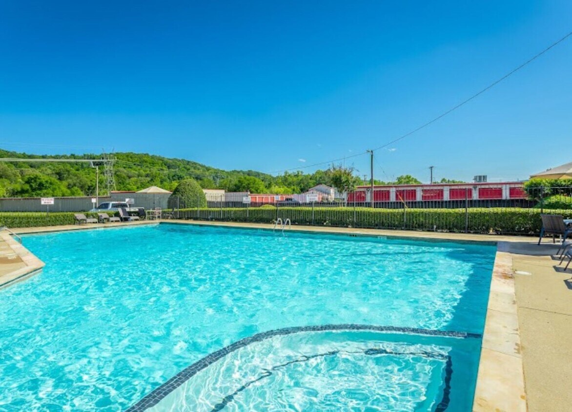 Foto del edificio - 4 BED 2 BATH CONDO COMING SOON!
