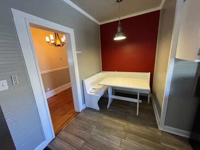 Building Photo - 4 bedroom 2 bathroom pet friendly house!