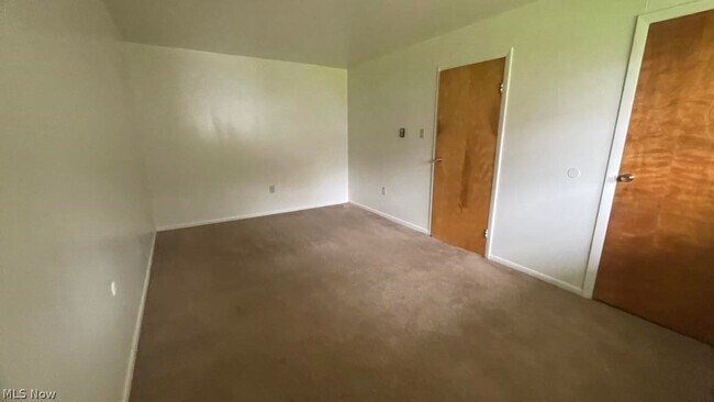 Building Photo - 401 Colonial Dr