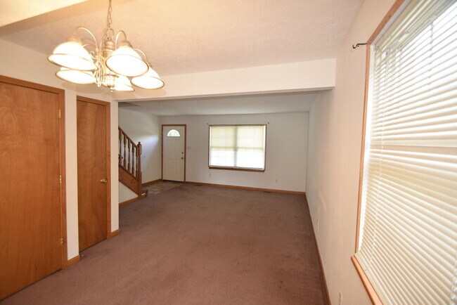Building Photo - 3 bedroom / 1.5 bathroom Town Home in Ches...