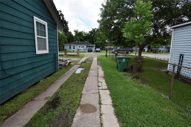 Foto del edificio - 6229 Clover Ridge St