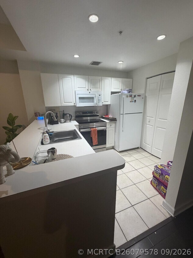 Building Photo - 2801 Sarento Pl