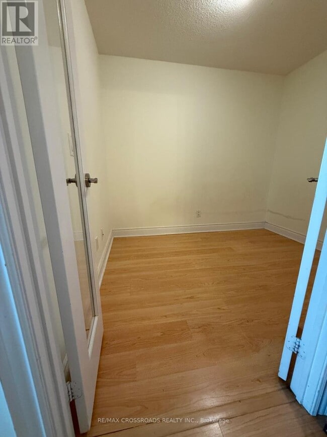 Building Photo - 15 Greenview Ave