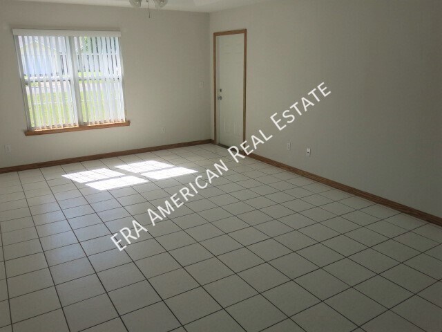 Building Photo - Shalimar Duplex!