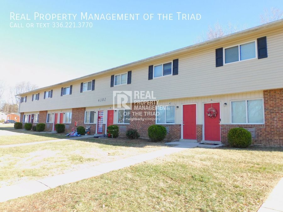 Primary Photo - Spacious 2 Bedroom Apartment at Parker Pla...