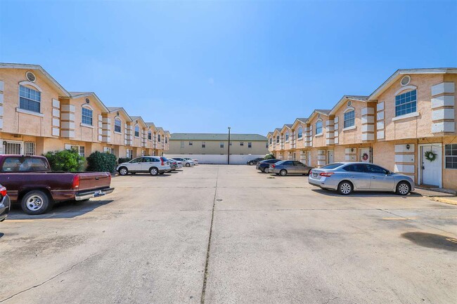 Building Photo - 4018 N Meadow Ave