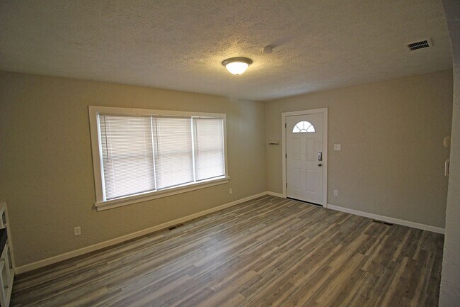 Building Photo - Charming Single-Family Home in Dayton!