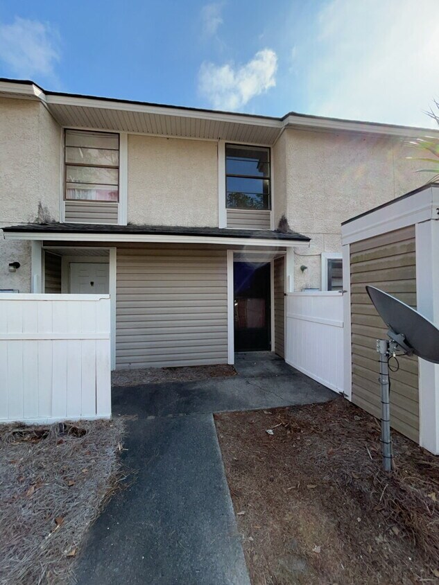 Primary Photo - Town House For Rent