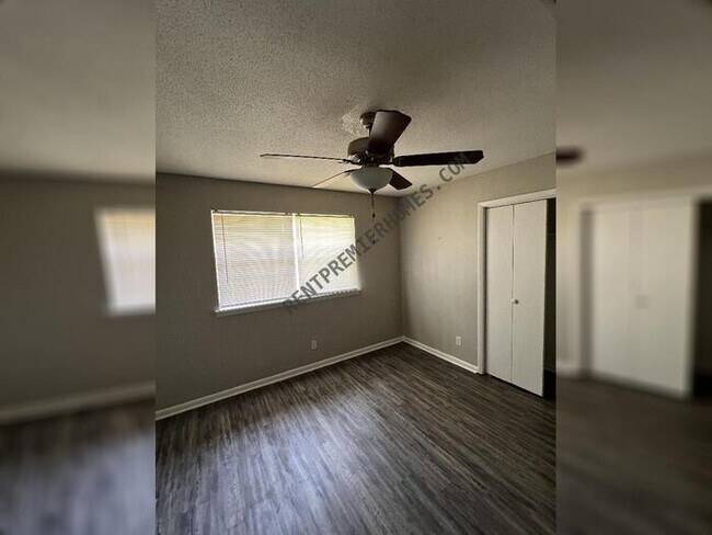 Building Photo - 405 Paula Dr