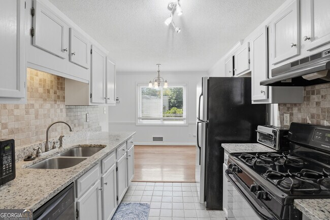 Building Photo - 1100 Westfield Trace