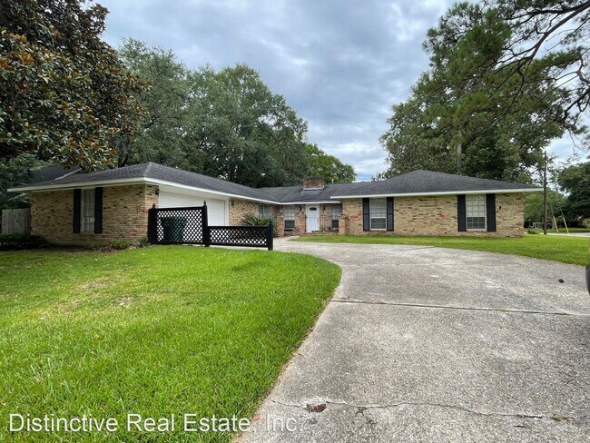 Building Photo - 4 br, 2.5 bath House - 334 Country Club Blvd.