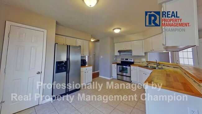 Building Photo - Charming home with open floor plan, vaulted ceilings and spacious backyard