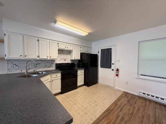 Building Photo - Woods Edge 3-Bedroom Townhome!