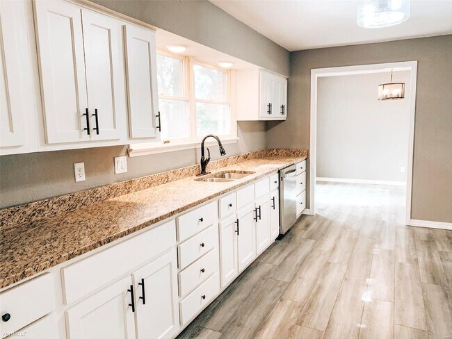 Building Photo - 3 br, 2 bath House - 3374 Oak Grove Rd