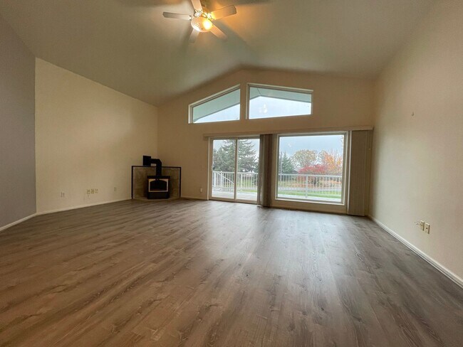 Foto del edificio - Application Pending - 4 Bedroom Home For R...