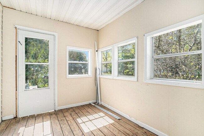 Foto del edificio - $1350 Eastwood 2-Bed/1-Bath Ranch, Basement, Large, Fenced yard - Ask about our no security depos...