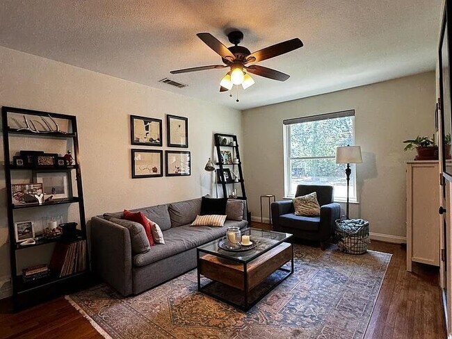 Foto del edificio - 1110 Justin Ln